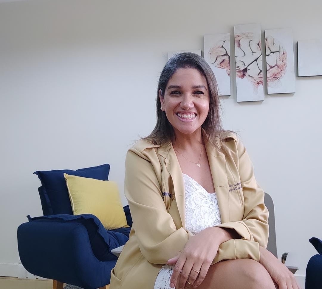 Dra. Beatriz Araujo no consultório ACognitiva